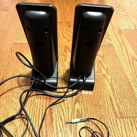 Logitech R-10 Stereo PC Speakers - Picture 3 of 4